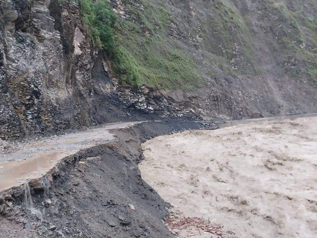 सेती कटानले बझाङ सदरमुकामकाे यातायात बन्द